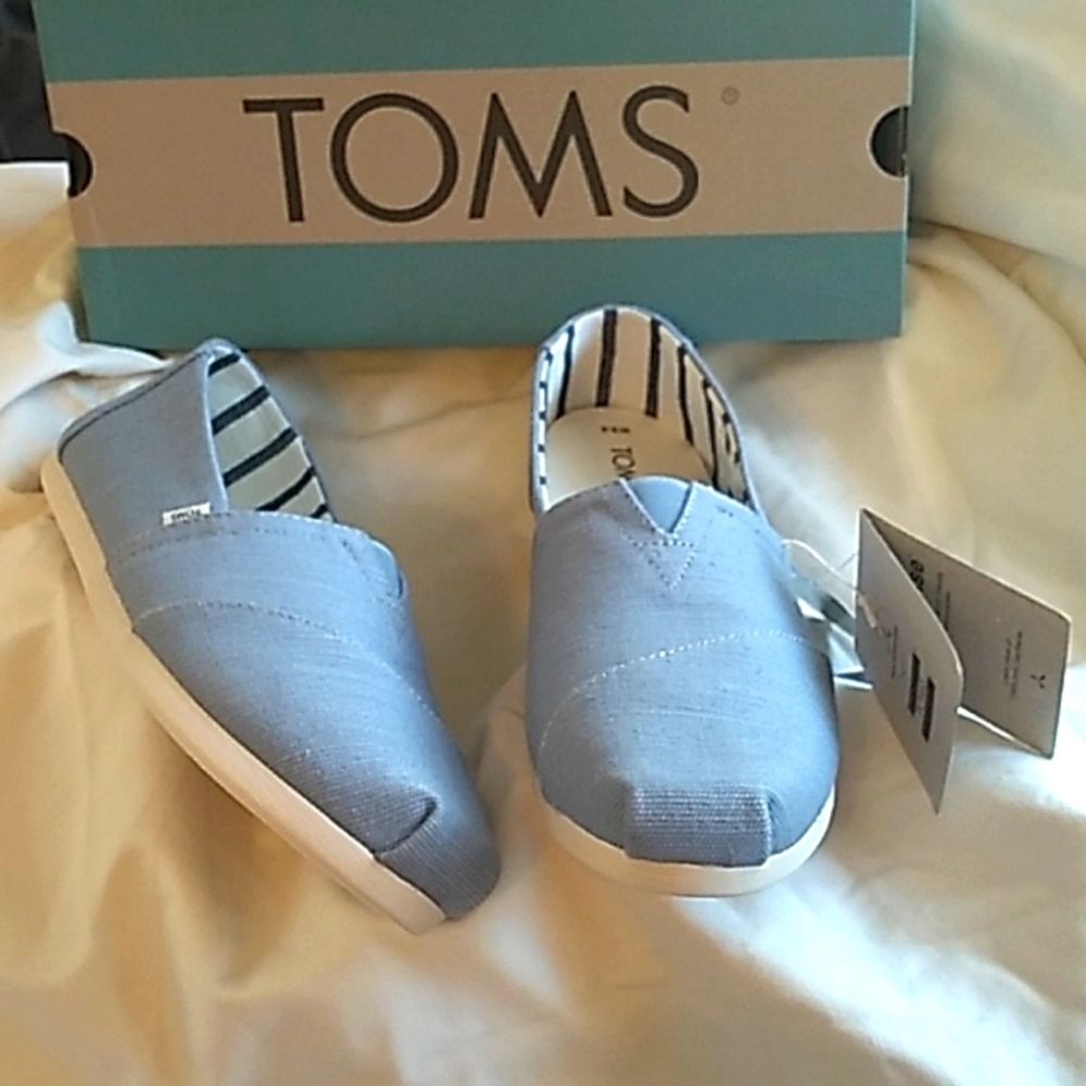 🩵⚡️⭐New In Box Women's Toms light blue canvas shoes size 9.5🩵⚡️⭐